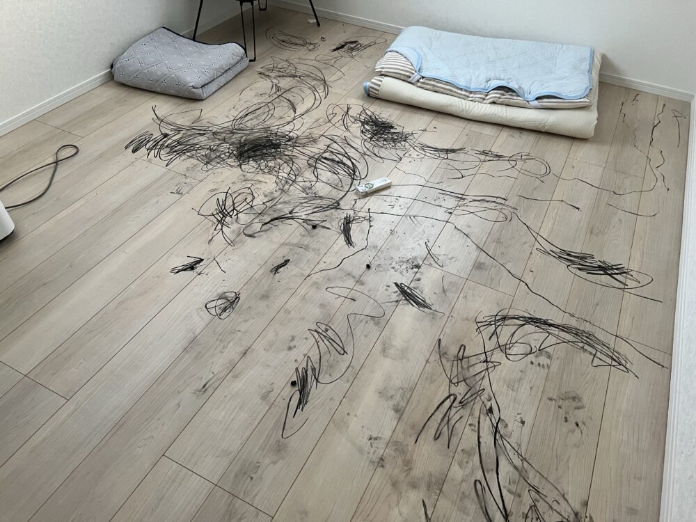 先に水で拭かないで 水で落とせるクレヨン 水だけじゃ落ちない問題 これで解決 くにくら